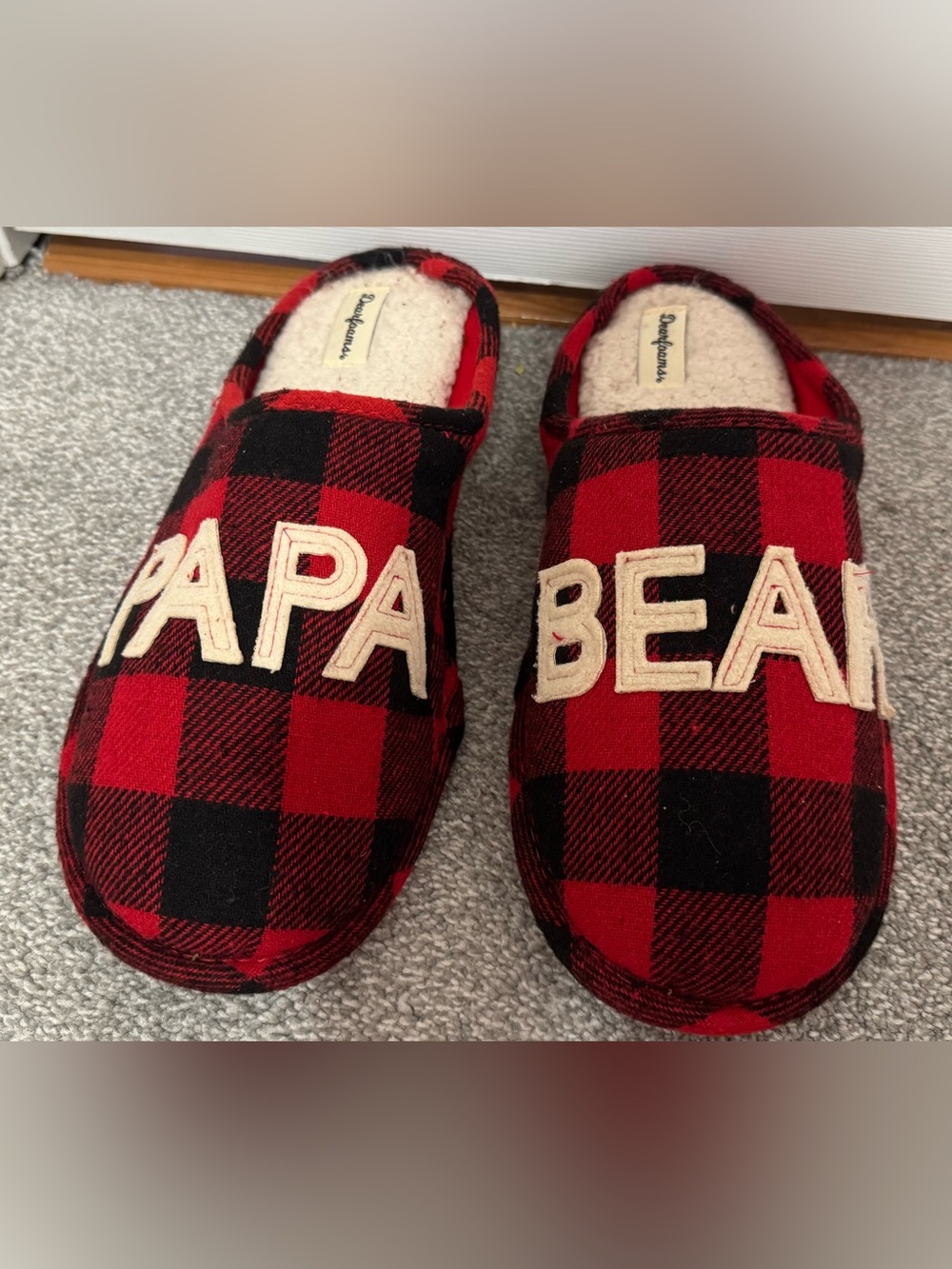 Dearfoams Papa Bear Men’s Buffalo Plaid Slippers Red Black